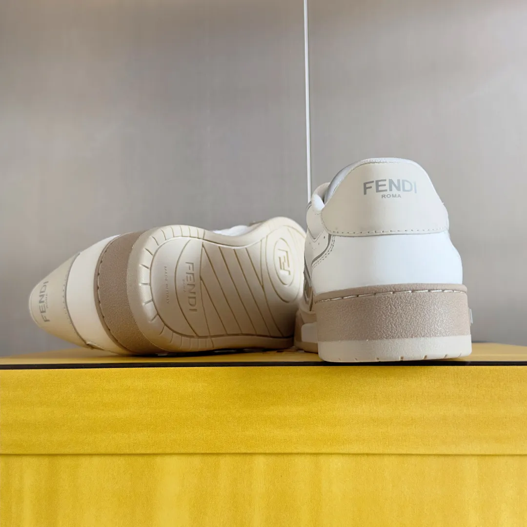 Top version: Couple model, leather cover 720💰 Fendi Fendi match series, couple model, film, casual sports shoes, sneakers, original purchase, development and production of these FENDI Match lace-up sports shoes. Small perforations accent the upper. Made of white leather with beige suede details. Matcha green leather FF applique. Rubber sole with FENDI lettering on the side. Comes with exquisite packaging at the counter 🛍📦 ▪️ Fabric: Original custom imported first-layer cowhide ▪️ Lining: Imported custom breathable mesh ▪️ Sole: Original molded TPU two-color combination sole ▪️ Sole thickness: 3CM ▪️ Size: Women's 35-41 / Men's 39-45